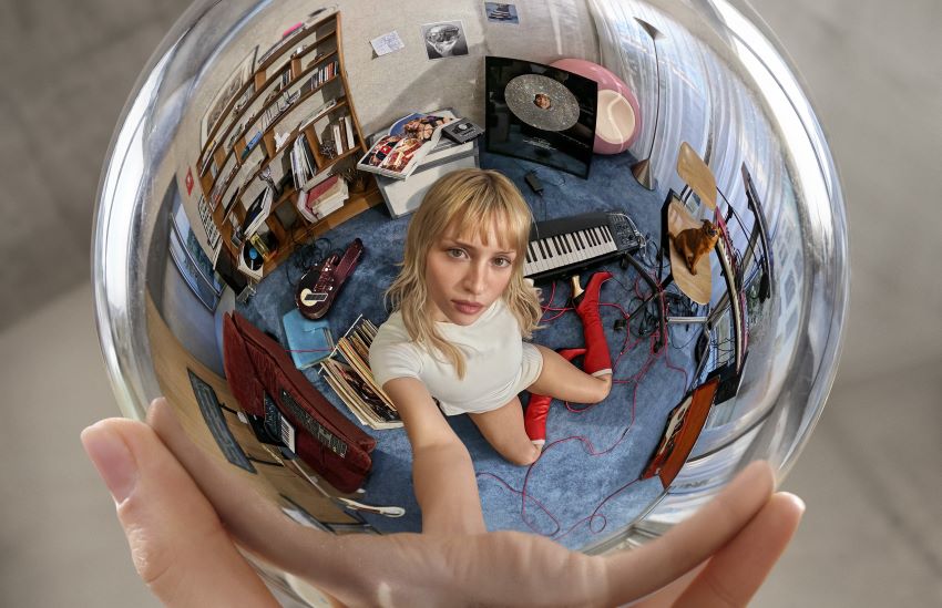 Angèle convida Caroline Polacheck e Sebastian para o novo single “Love Triangle"