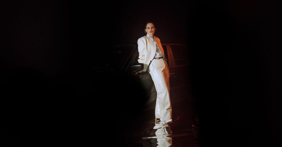 Anna Calvi Desvenda 'Is This All There Is?': Uma Constelação de Colaborações Lendárias