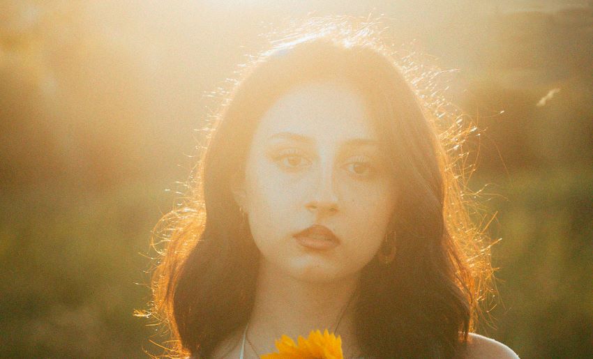 Aurora Pinto partilha novo single "Jogo das Escondidas"