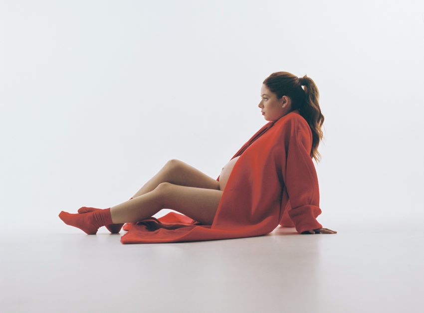Bárbara Tinoco lança álbum surpresa