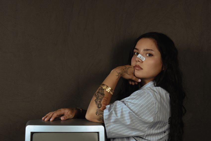 Caia Rose abre o coração no single "Love Comigo"