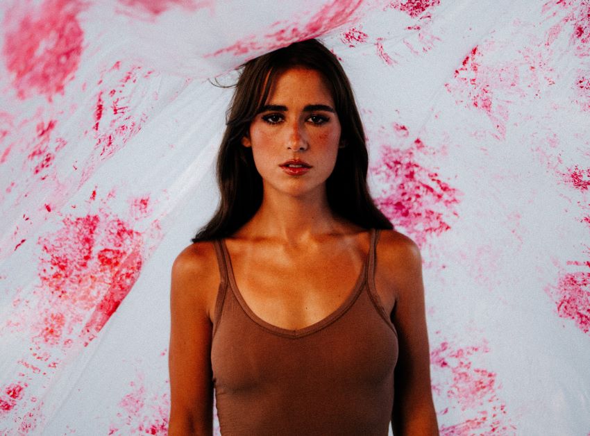 O Labirinto Emocional de Carolina de Deus: "Feliz(mente) Triste" e a Arte da Contradição