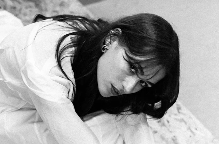 Carolina de Deus interpreta “O Maior Bem” o quarto avanço do projeto “Florbela”