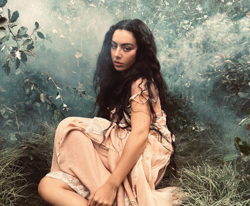 Charli xcx acaba de lançar o seu novo álbum “Wuthering Heights”