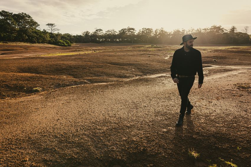 Cristóvam Desvenda a Alma da Estrada em "Simplify": Um Diário Íntimo em Movimento