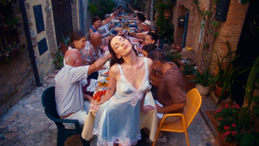 Dove Cameron regressa com o novo single “When in Rome”