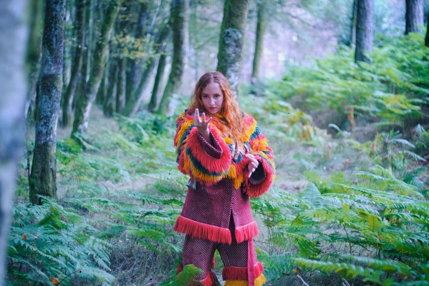 emmy Curl celebra 20 anos de carreira com novo single