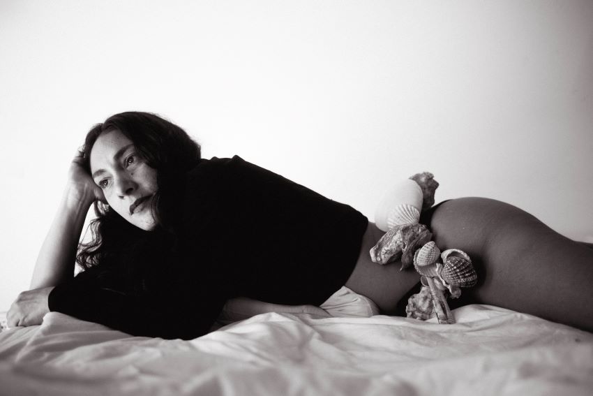 “Eu Só Quero a Paz" abre caminho para o álbum 'Amor e Magia' de Sarah Negra