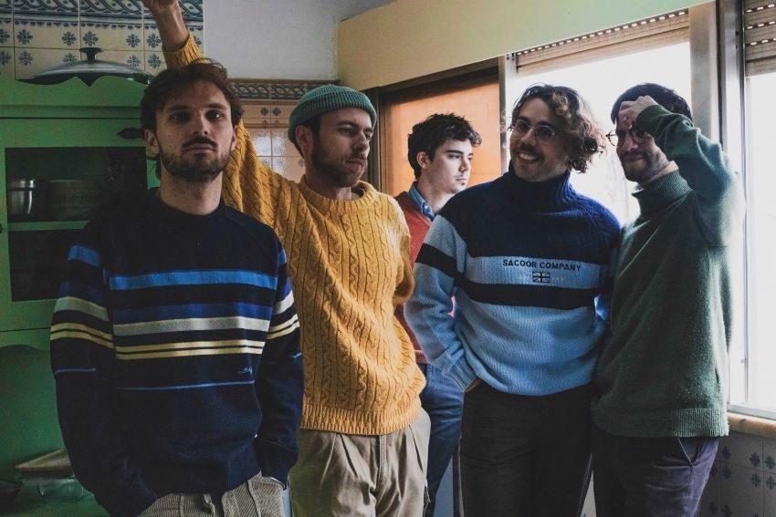 Falso Nove Despem a Nostalgia: “Blusa” Marca o Regresso e Antecipa “Não Sonho Quase Nada”