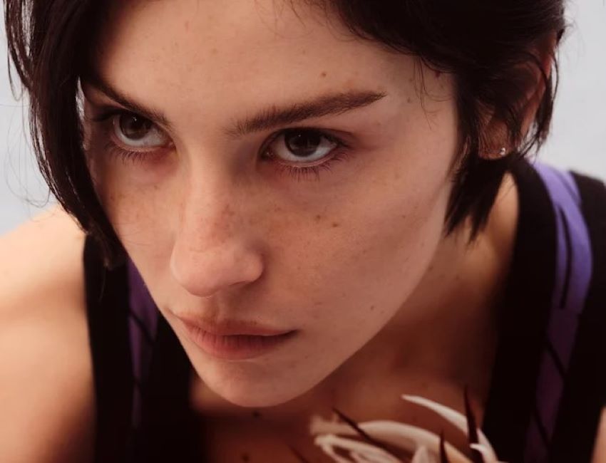 Gracie Abrams lança o terceiro álbum de estúdio “Daughter from Hell”