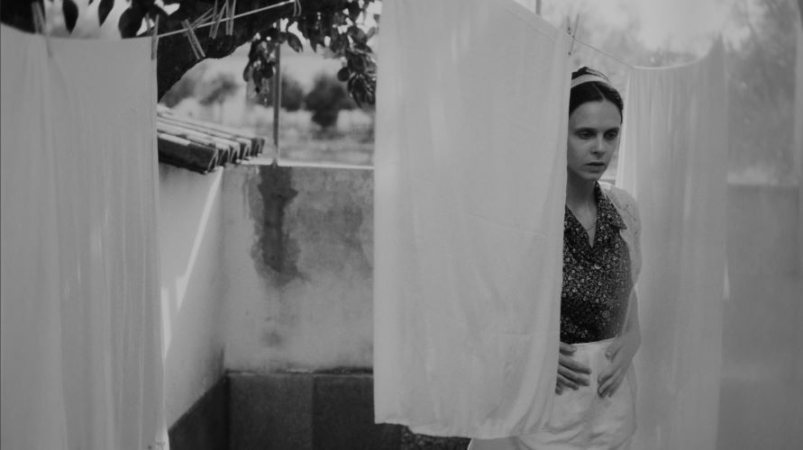 Helena Caldeira estreia-se na música com “Vizinhas”