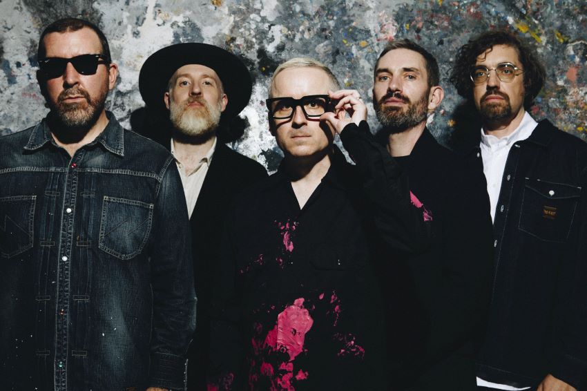 Hot Chip anunciam “A Long Way From Kansas” um regresso visceral marcado por homenagem, política e humanidade