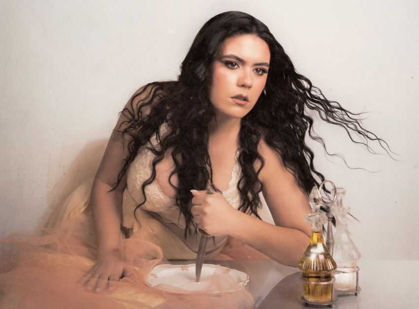 IOLANDA revela capa e alinhamento do álbum de estreia "QUEBRANTO"