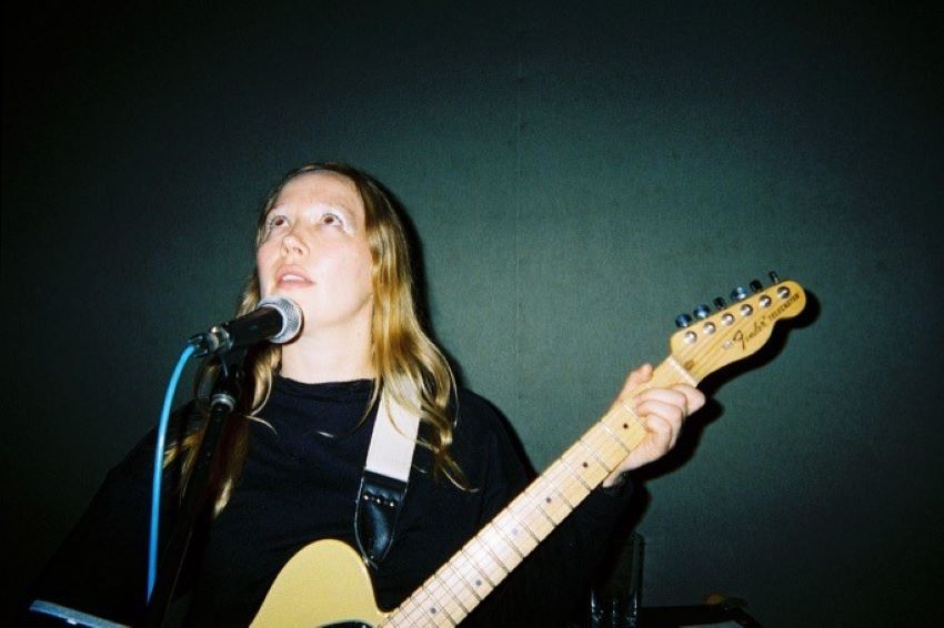 Julia Jacklin partilha novo single “If I Had The Hand Of God”