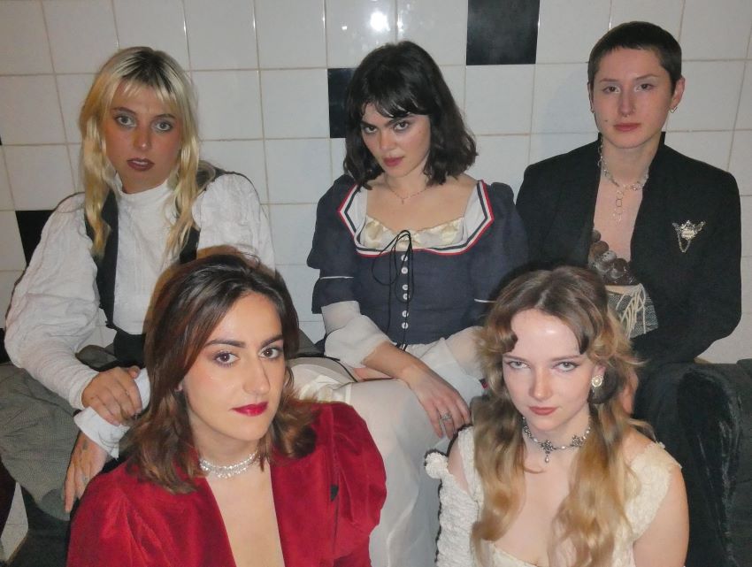 “Let’s do It Again” das The Last Dinner Party é o mais recente single para “HELP(2)”