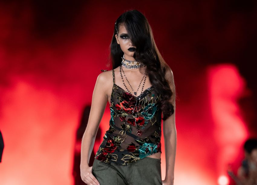 LOSIENTO transforma a passerelle num manifesto com KILL ME BEFORE THE WAR