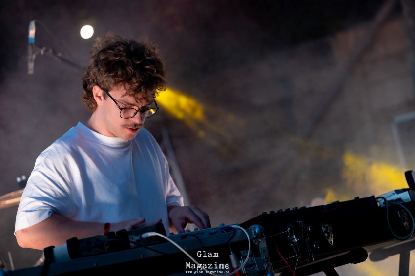 Luís Contrário abriu o Indie Music Fest 2026 entre dança e melancolia