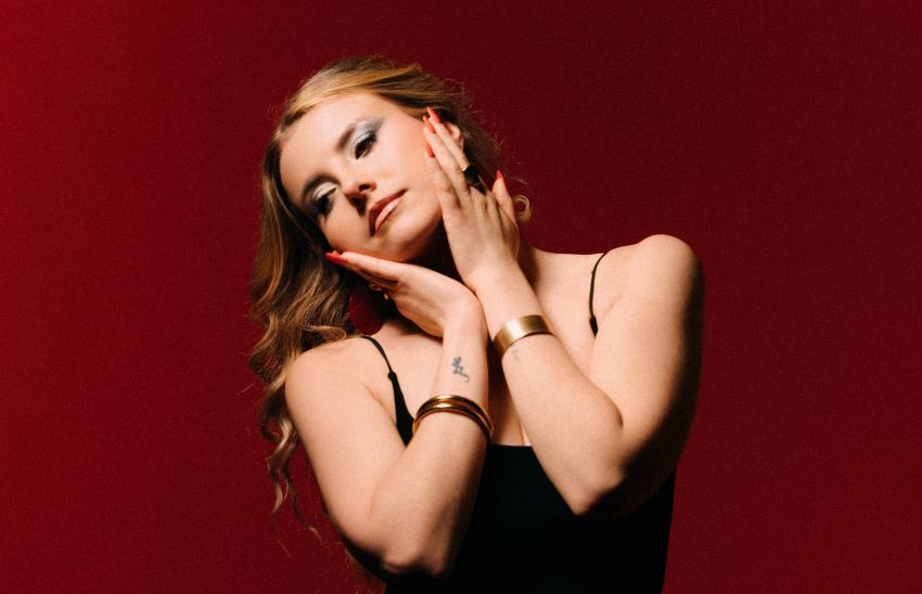 Maya Blandy transforma amor e frustração em funk-pop no novo single “Murder”