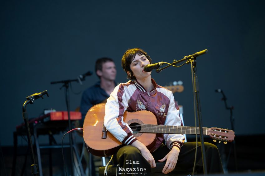 O universo paralelo de Aldous Harding no Vodafone Paredes de Coura 2026