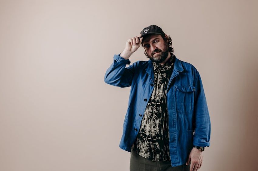 Pictish Trail regressa com “Sorry Eyes” um hino electro‑pop entre a culpa e a autocomiseração