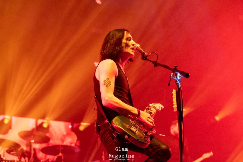 Placebo abriram a celebração dos 30 anos no Porto com uma viagem às origens