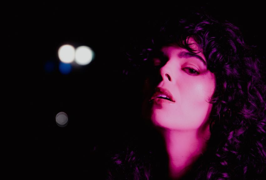 Rita Onofre apresenta novo single "vai e volta"