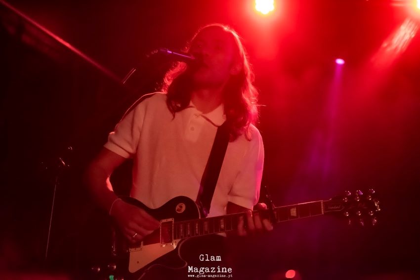 Terno Rei no Hard Club entre a delicadeza luminosa e intensidade contida