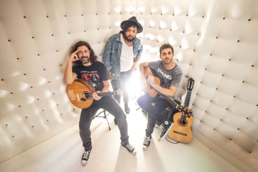 Três Bairros lançam single de álbum ao vivo