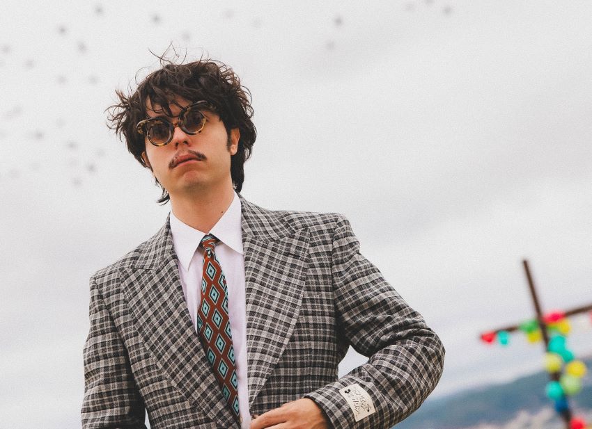 Velhote do Carmo lança novo single “Controlado” e anuncia primeiro LP