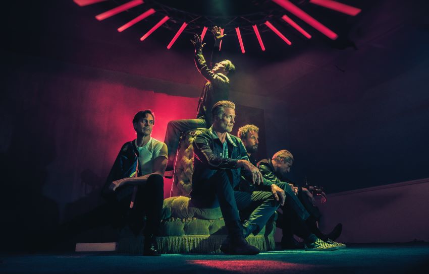 “Where The Goth Girls At?” é o novo single dos Queens of the Stone Age