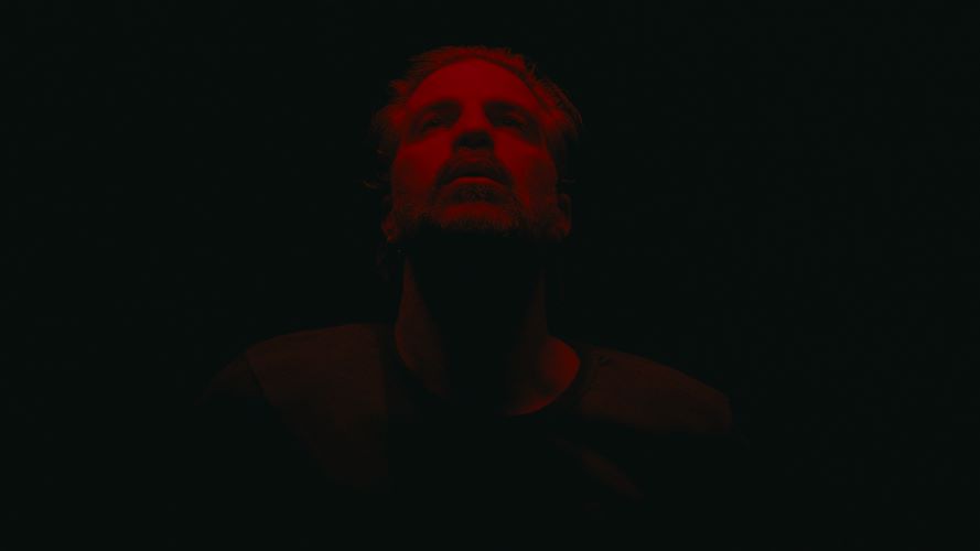 Wild Maui aprofunda o universo de “Loveless” com o novo single "PARACOSM"